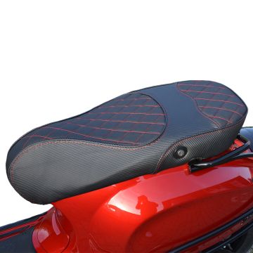 Pokrowiec kumpla/osłona na siodełko Vespa Sprint/Primavera Bentley ścieg/czerwone szwy węglowe