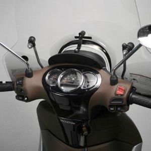 Zestaw montażowy szyby przedniej Piaggio Beverly (po 2010 r.)